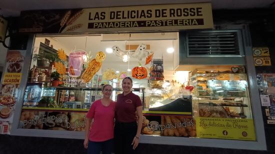 La ecuatoriana Rosa Apolo, y su hija Bárbara, manejan Las delicias de Rosse, panadería y pastelería en Getafe, España.