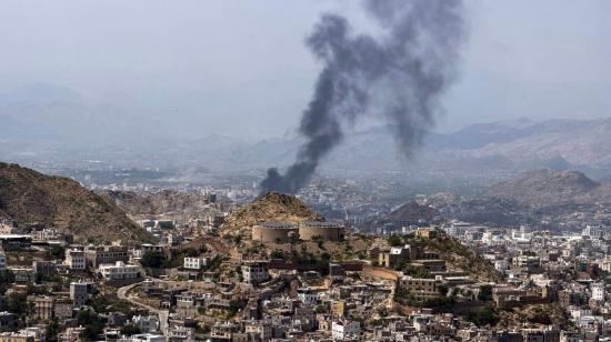 El humo se eleva desde un lugar que fue blanco de ataques durante los combates entre combatientes del gobierno yemení —respaldados por Arabia Saudita— y los hutíes de Yemen —apoyados por Irán— en el frente de Jabal Han, al oeste de la ciudad de Taiz, el 21 de octubre de 2026.