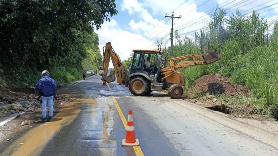 Maquinaria realiza labores de limpieza de un derrumbe en el km.83 de la vía Alóag - Santo Domingo, el 18 de octubre de 2026.