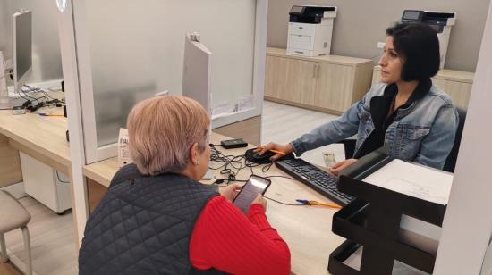 Atención a una ciudadana en el Centro de Atención Universal del edificio matriz del IESS, en el centro de Quito, el 26 de septiembre de 2026. Imagen referencial.