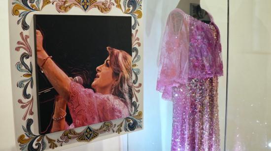 Un vestido de la artista Paulina Tamayo, que se expone en una muestra en el Complejo Patrimonial Todosantos, el 20 de octubre de 2026.