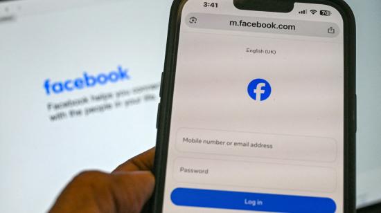 Una fotografía ilustrativa, tomada el 3 de septiembre, muestra a una persona sosteniendo un teléfono en la página de inicio de sesión de Facebook en Singapur.