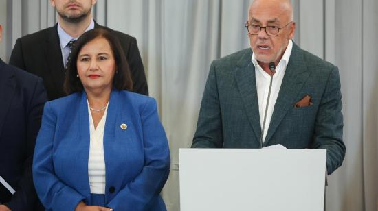 El presidente de la Asamblea Nacional de Venezuela, Jorge Rodríguez, habla junto a la líder de la delegación opositora, Dinorah Figuera, durante una rueda de prensa este miércoles, en Caracas (Venezuela).