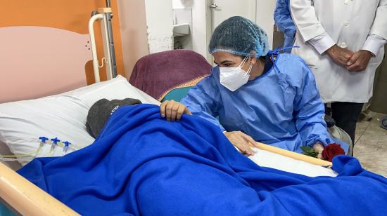 Atención a un paciente con cáncer en un hospital público en Ecuador, foto de archivo del 1 de julio de 2021.
