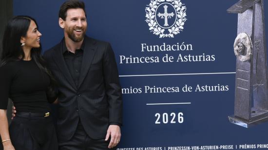 El delantero argentino Lionel Messi, galardonado con el Princesa de los Deportes, es recibido este jueves 22 de octubre en Oviedo. Junto a él, su esposa, Antonella Roccuzzo.