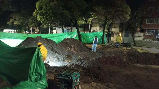 Trabajos de reparación por socavón en la avenida Eloy Alfaro, en el norte de Quito.