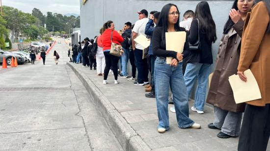 Exteriores del Centro Convenciones en Cuenca donde se realiza una nueva feria de empleo, Azuay, 22 de octubre de 2026.