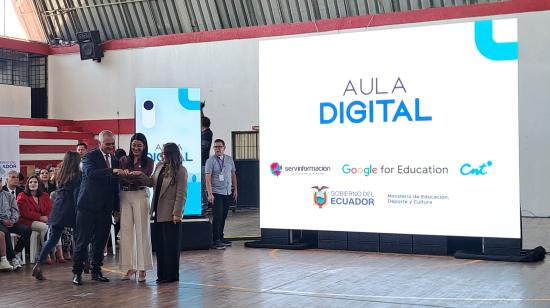 La ministra de Educación, Deporte y Cultura, Gilda Alcívar, el gerente general de la Corporación Nacional de Telecomunicaciones, Ronald Spina, y la representante de Google for Education en Ecuador, Andrea Ibáñez, en el evento de lanzamiento de Aula Digital, el 22 de octubre de 2026 en Quito.