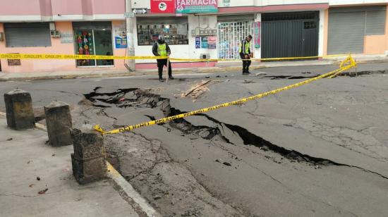 Agentes de tránsito de Quito cierran el paso en la calle Carmen Illescas, en el sur de la ciudad, debido a un socavón el 22 de octubre de 2026.