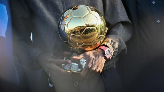 El delantero francés del PSG y ganador del Balón de Oro 2025, Ousmane Dembélé, sostiene el trofeo durante una ceremonia de presentación en el estadio Bodmer de Évreux.