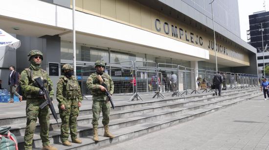 Fachada del Complejo Judicial en el Norte de Quito el 24 de septiembre de 2026. Varias unidades judiciales registran acumulación de trabajo.