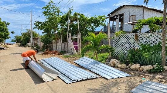 Moradores afectados por fuertes ráfagas de viento en Santa Elena, el 22 de octubre de 2025.