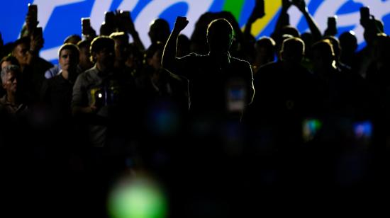 El senador y candidato a la Presidencia de Brasil, Flávio Bolsonaro (c), participa en un acto de campaña en Guarulhos, São Paulo (Brasil), el 22 de octubre de 2026.