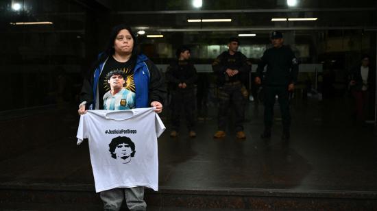 Una aficionada de Diego Armando Maradona con una camiseta del astro argentino afuera del tribunal este 21 de octubre de 2026.