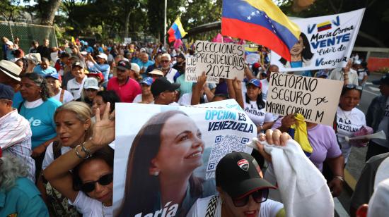 Simpatizantes de la oposición venezolana participan en una manifestación en Caracas, el 22 de octubre de 2026, para exigir un cronograma electoral y elecciones presidenciales en 2027, convocados por el partido Vente Venezuela.