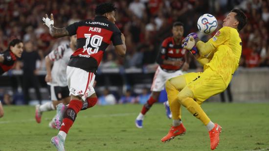 Gonzalo Plata de Flamengo remata al arco de Fernando Muslera de Estudiantes en el partido de vuelta de las semifinales de la Copa Libertadores, en el estadio Maracaná, este jueves 22 de octubre de 2026.