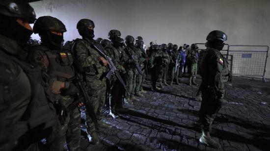 Integrantes de las FF.AA. custodian los exteriores de la cárcel El Inca tras los motines en esta prisión, Quito, el 22 de octubre de 2026.