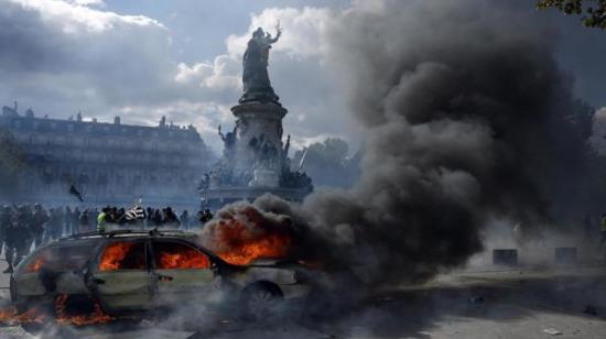 Un carro arde durante una protesta contra el aumento del costo de vida y los recortes en los servicios públicos en París, Francia, el 17 de octubre de 2026.