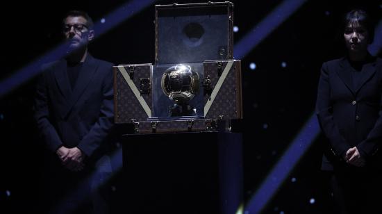 Imagen del Balón de Oro durante la ceremonia en París, el 22 de septiembre de 2025.