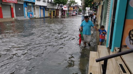 Las lluvias del 19 de octubre de 2026 provocaron inundaciones en Sauces 6, en el norte de Guayaquil, en donde negocios levantan el nivel de muros protección ante efectos de El Niño.