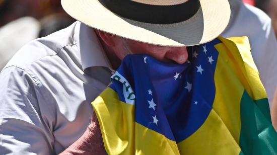 El presidente de Brasil, Luiz Inácio Lula da Silva, besa una bandera durante un acto de campaña el 9  de octubre de 2026, en Brasilia, Brasil.