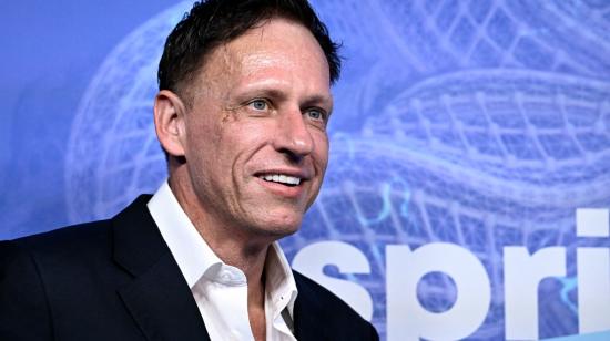 El emprendedor alemán-estadounidense y activista político conservador, Peter Thiel, arriba a la alfombra roja de los premios Axel Springer en Berlín, el 24 de septiembre de 2026.