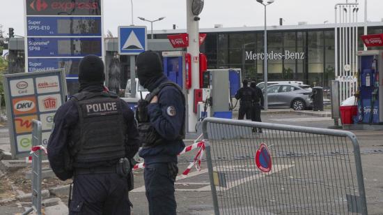 Estación de servicio en Trappes, Francia, escenario de un ataque investigado como terrorismo.