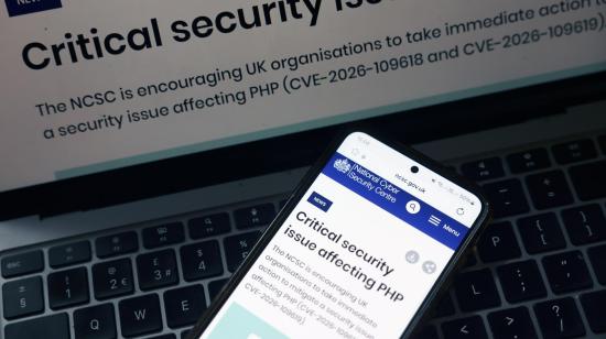Una notificación de alerta del gobierno de Reino Unido sobre una vulnerabilidad grave de ciberseguridad en el lenguaje de programación PHP, ocupado por cerca del 70% de las páginas web del mundo, el 22 de octubre de 2026.