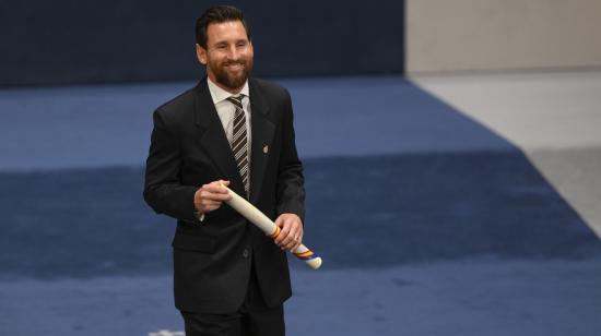 El futbolista argentino Lionel Messi recibe su diploma durante la ceremonia de los Premios Princesa de Asturias 2026, en el Teatro Campoamor de Oviedo, el viernes 23 de octubre.