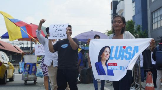 Simpatizantes de la Revolución Ciudadana se concentran a las afueras del Cuartel Modelo de Guayaquil, el 23 de octubre de 2026, para expresar su respaldo a Luisa González.