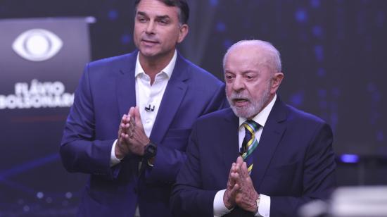 El presidente de Brasil y candidato a la reelección, Luiz Inácio Lula da Silva (d), y el opositor Flávio Bolsonaro, durante el primer debate de cara a la segunda vuelta de las elecciones presidenciales, 18 de octubre de 2026.