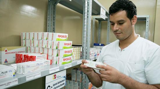 Fotografía referencial de un trabajador que revisa medicamentos en una farmacia del Ministerio de Salud Pública, en diciembre de 2025.