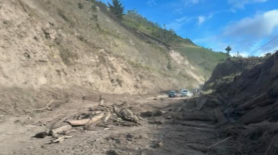 Material desprendido de una ladera obstruye la vía Cahuají-Cotaló-Baños, este 24 de octubre de 2026.