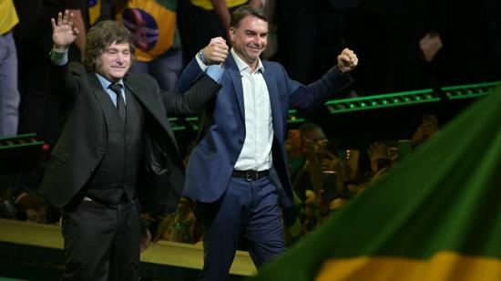 El presidente argentino Javier Milei junto al candidato presidencial de Brasil, Flávio Bolsonaro, en un evento político en Sao Paulo, el 25 de julio de 2026.