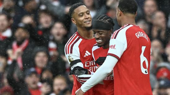Los futbolistas del Arsenal festejan un gol ante Everton, en Londres, el 24 de octubre de 2026.