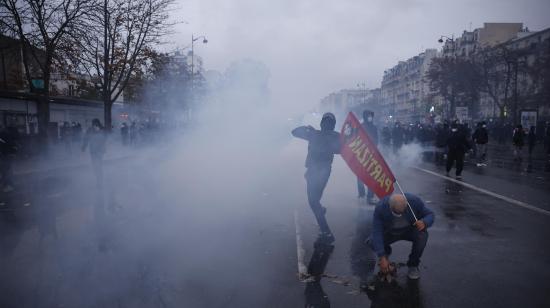 Manifestantes se enfrentan con la Policía antidisturbios en medio de gases lacrimógenos durante las protestas en París, Francia, el 24 de octubre de 2026.