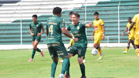 Jugadores de Orense celebran su gol en el partido frente a Delfín SC, por la Fecha 4 del hexagonal del descenso de la LigaPro, el 24 de octubre de 2026.