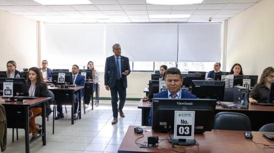 En el inicio de la evaluación para jueces temporales realizada la Universidad de las Fuerzas Armadas ESPE este 24 de octubre de 2026, un notario dio fe pública de la transparencia del procedimiento.