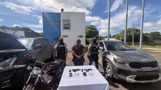 La policía capturó a dos presuntos miembros del grupo criminal Los Fatales, acusados del secuestro de dos policías en servicio activo en Tosagua, Manabí.