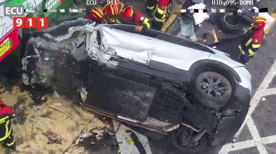 Integrantes del Cuerpo de Bomberos atienden un siniestro de tránsito en San Antonio de Pichincha, en Quito, este 25 de octubre de 2026.