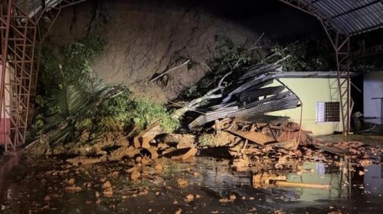 Un deslizamiento de tierra afectó varias viviendas en el sector de Zhumiral, cantón Camilo Ponce Enríquez, provincia de Azuay, entre el 24 y el 25 de octubre de 2026.