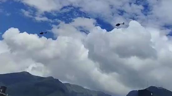 Helicópteros de la Fuerza Aérea Ecuatoriana sobrevuelan el sector de La Carolina, en el norte de Quito, durante los ensayos por el aniversario de la institución, este 25 de octubre de 2026.