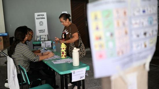 Una mujer vota en un colegio electoral de Río de Janeiro, en la segunda vuelta electoral de Brasil, el 25 de octubre de 2026.