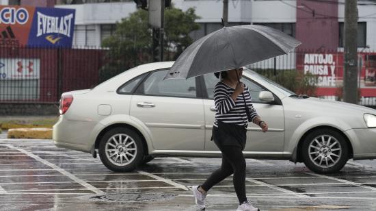 Una mujer camina bajo un paraguas durante las fuertes lluvias registradas en Quito, el 4 de octubre de 2026.