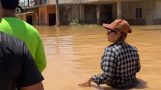 El nivel de las inundaciones en Tenguel, parroquia rural de Guayaquil, en el sur de Guayas, alcanza la cintura o incluso el pecho de mujeres, la mañana de este domingo 25 de octubre de 2026.