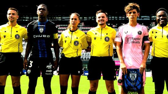 Jugadores de Independiente del Valle e Inter de Miami forman en el partido de la Messi Cup, el 25 de octubre de 2026.