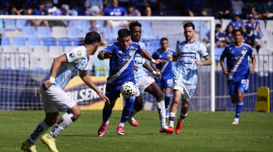 Jugadores de Emelec y Guayaquil City disputan el control del balón, por el partido de la Fecha 4 del cuadrangular de la LigaPro, el 25 de octubre de 2026.