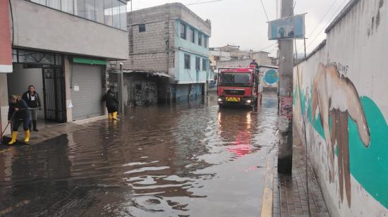Inundación en el sector de Turubamba tras el desbordamiento de una quebrada, sur de Quito, 25 de octubre de 2026.