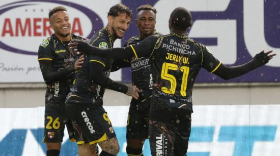 Los jugadores de Barcelona SC celebran el gol de Darío Benedetto, ante Aucas, el 25 de octubre de 2026.