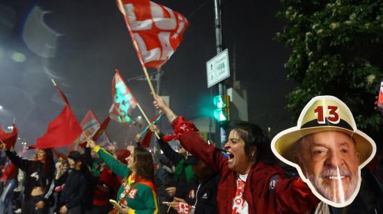 Varios simpatizantes de Lula da Silva celebran el triunfo del actual presidente de Brasil tras ganar la reelección en el balotaje, 25 de octubre de 2026.